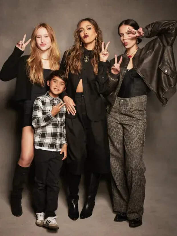 Джессика Альба с детьми