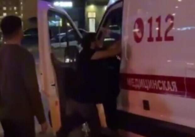 В Люберцах мужчина загородил дорогу и напал на водителя скорой