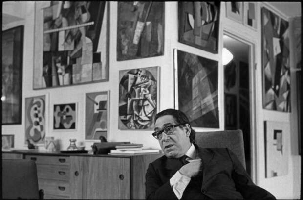 Коллекционер Георгий Дионисович Костаки у себя дома. СССР, Москва, 1972 год.