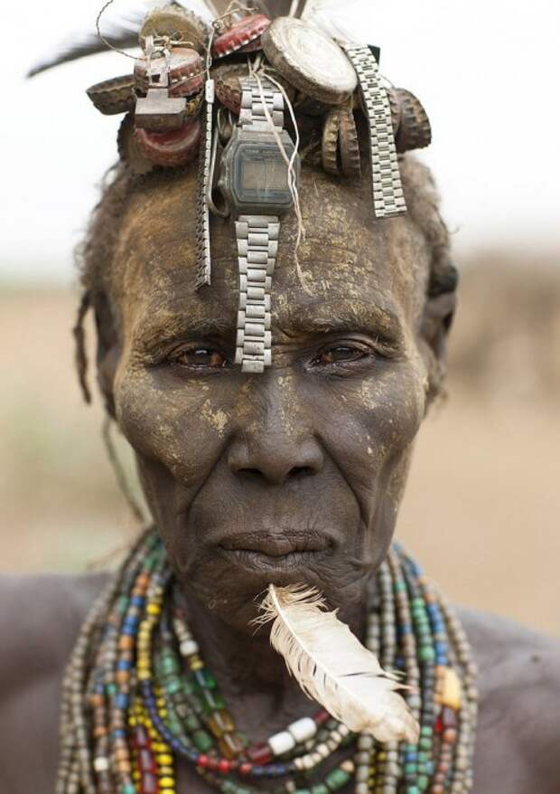 Даже пожилая женщина в племени должна выглядеть привлекательно!