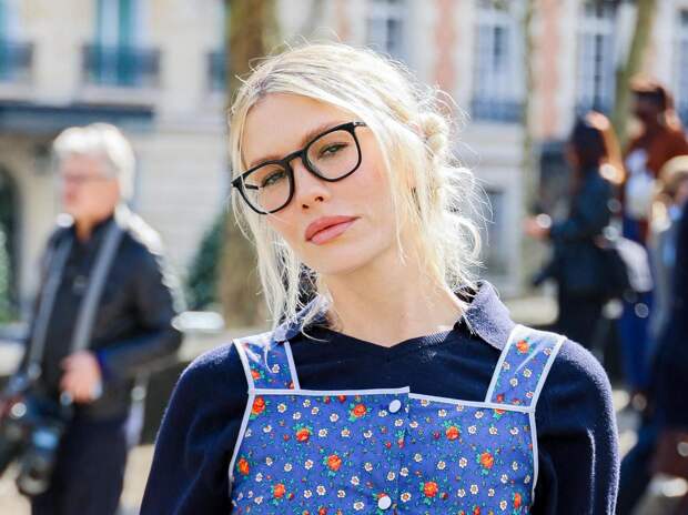 Перминова в фартуке продавщицы, Самойлова — студентка в чулках: неделя моды