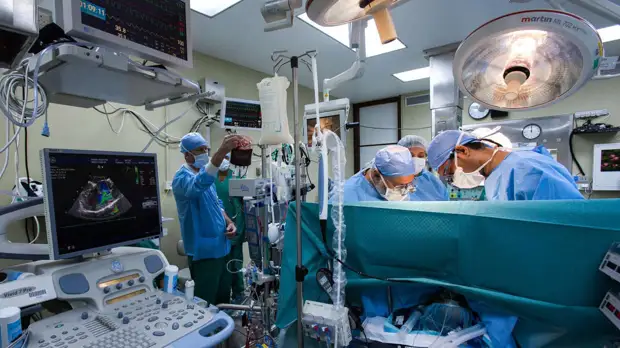 Медики Тюмени провели уникальную операцию по удалению опухоли мочевого пузыря без разрезов