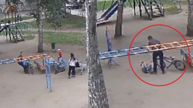 Мужчина схватил мальчика и швырнул на землю /  Фото: скриншот из видео