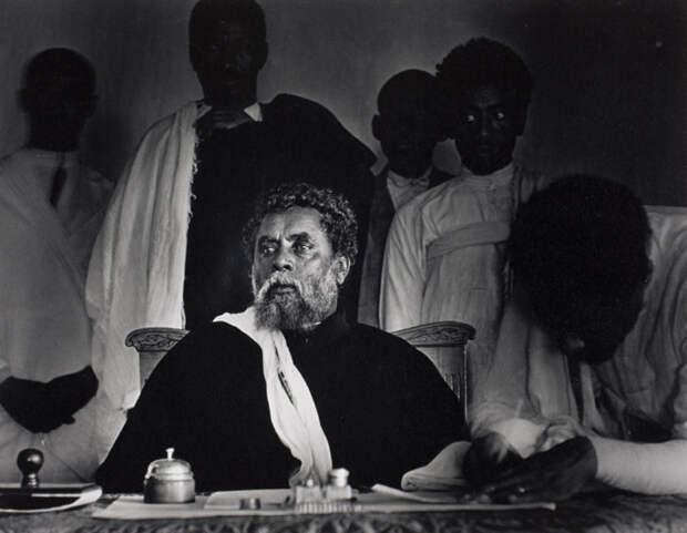 Городской глава и начальник юстиции, председательствующий в судебном заседании. Аддис-Абеба, Эфиопия, 1935 год.