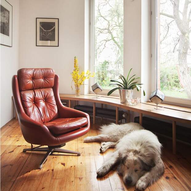 Еще недавно такие кресла можно было увидеть на Авито за 5-6 тыс. рублей ( под перетяжку). Сейчас даже в плохом состоянии продают за 35 тыс.