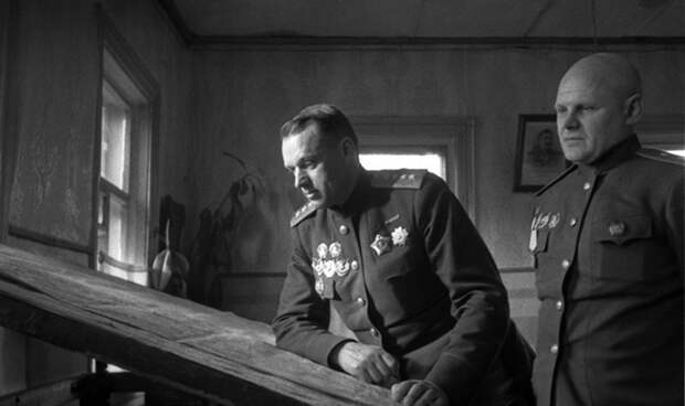 Генералы К.К. Рокоссовский и К.Ф. Телегин у карты в командном пункте Белорусского фронта. / Фото: Генералы К.К. Рокоссовский и К.Ф. Телегин у карты в командном пункте Белорусского фронта. / Фото: