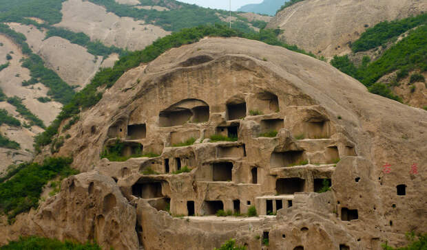10 загадочных городов, которые построены в пещерах