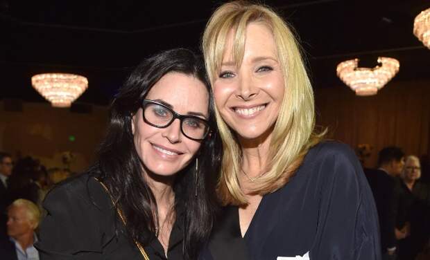 Кортни Кокс, Эд Ширан и Элтон Джон спели любимую песню Лизы Кудроу из сериала "Друзья"