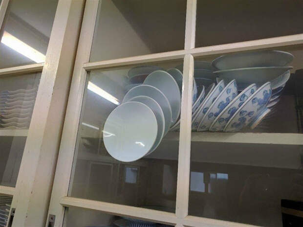 Тарелки, которые зависли в воздухе. | Фото: Bento.