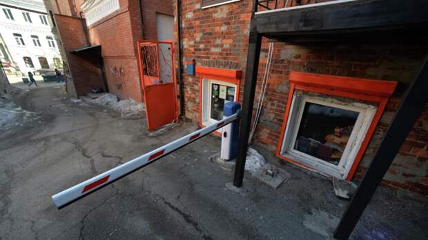 Россиян предупредили о штрафе за самовольную установку шлагбаума во дворе