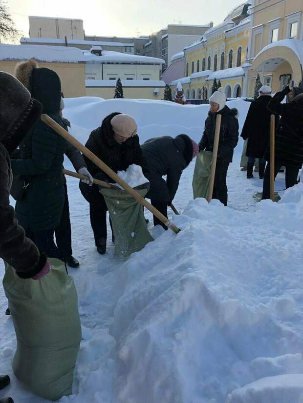 Ничего необычного, просто саратовские учителя убирают снег в мешки зима, лед, прикол, россия, снег, юмор