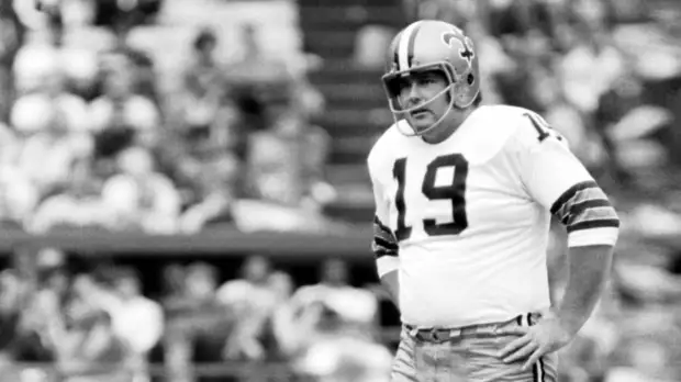 Итальянский легкоатлет, французский врач и легенда американского футбола: кто ещё в мире спорта стал жертвой COVID-19