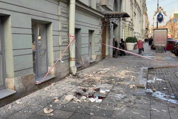 После падения штукатурки на мужчину Жилищная инспекция Петербурга нашла пробелы