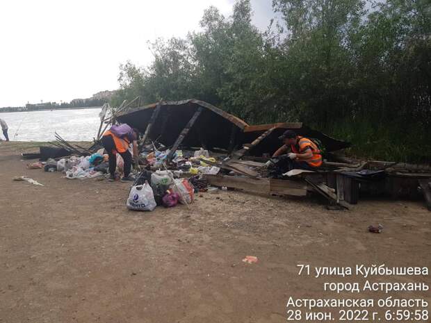 С острова Городской в Астрахани вывезли 25 кубометров отходов