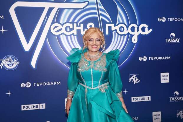 Надежда Кадышева вышла на сцену с сыном, которого обвиняют в мошенничестве