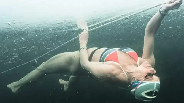 Женщина-«морж» проплыла сотню метров подо льдом