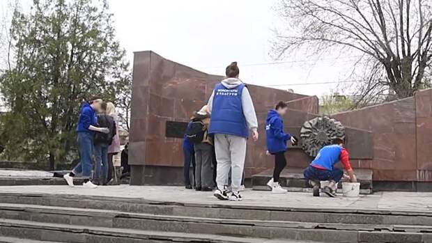 Волонтеры из Волгограда благоустраивают территорию возле городских памятников и мемориалов