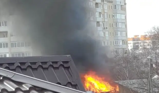 В Тюмени загорелся дом на Пышминской