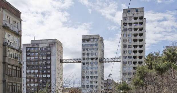 Зачем в Тбилиси между тремя советскими панельными домами построены мосты