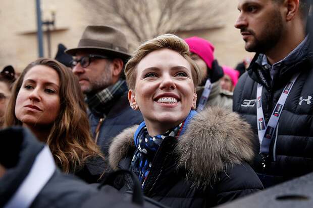 Среди протестующих - немало голливудских звезд. Например, в Вашингтоне на митинг пришла Скарлетт Йоханссон Фото: REUTERS