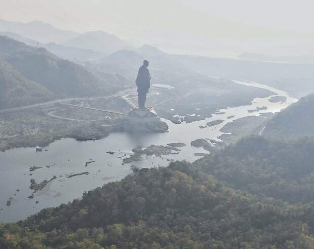 Панорама местности, где находится самая высокая статуя в мире
