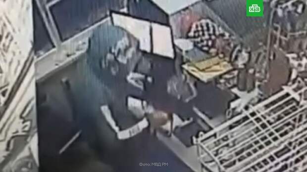 Оператор АЗС избила шваброй жителя Мордовии, обокравшего кассу: видео