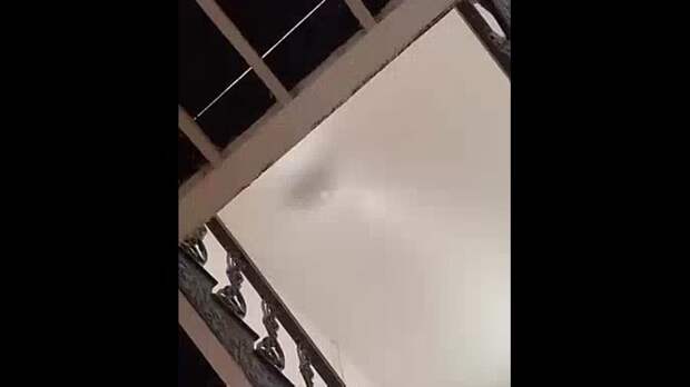 В Ейске лопнул натяжной потолок в школе, ученикам пришлось убегать от потока воды.