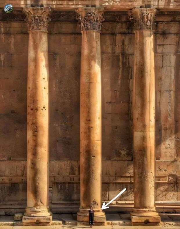 Массивные гранитные колонны в храме Баальбек в Ливане