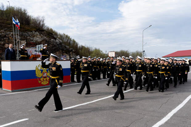 Командующий Северным флотом поздравил воинов-североморцев с 291-й годовщиной флота и началом летнего периода обучения