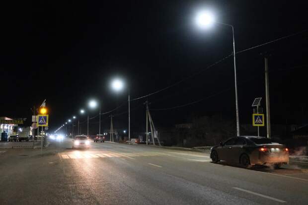 На аварийно опасной улице Астрахани заработало освещение