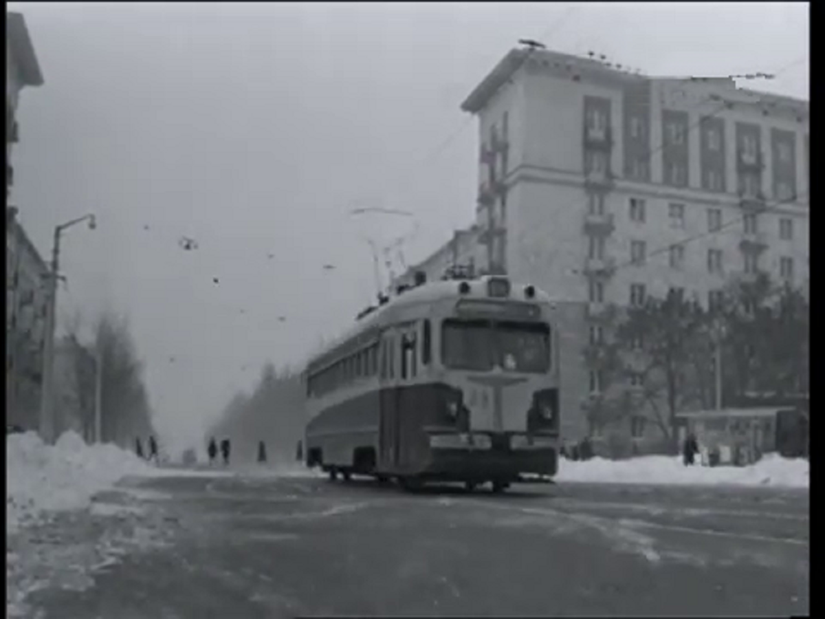 Улица Советская в городе Волгограде. Кадр из фильма "Переходный возраст".