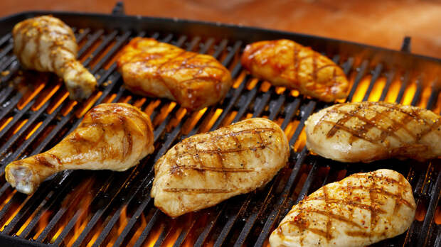 Диетолог Бобровский рассказал о противопоказаниях к замене мяса на бобовые