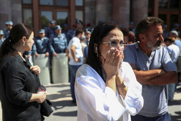 МВД Армении задержало въехавшего в толпу протестующих водителя грузовика