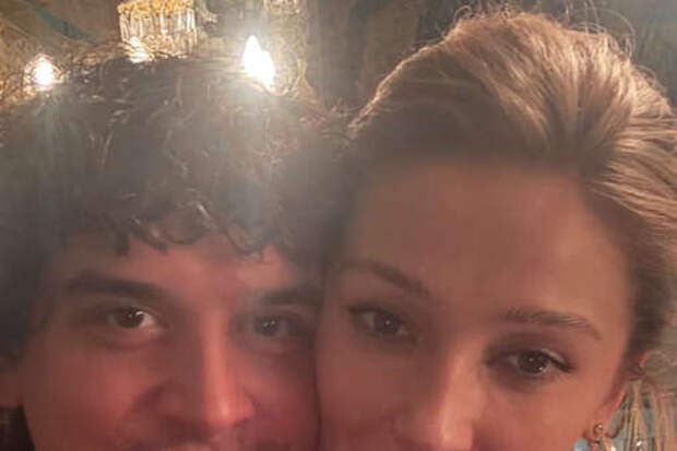 Блогерша Ивлеева в бархатном корсете вышла на публику с мужем Бегаком