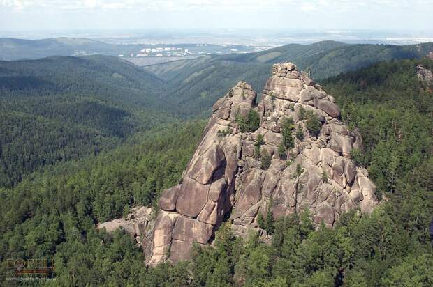 Красноярские столбы, как одно из небольших по территории мест с подобными скалами или мегалитами.