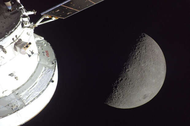 «Артемида-2» пролетела половину пути от Луны до Земли