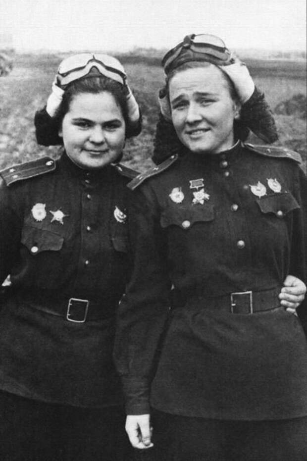 Надежда Попова (справа) и ее пилот Катя Рябова были членами легендарного 46-го ночного бомбардировочного полка в годы Второй мировой войны Летчицы, военные, интересное, история, пилоты, факты