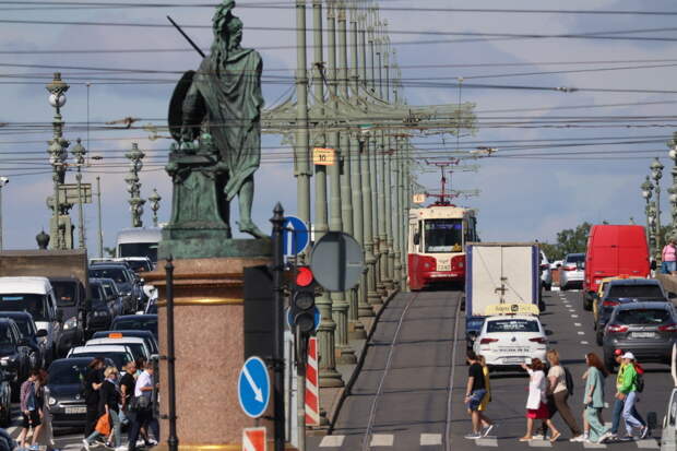 В Петербурге Троицкий мост украсят в цвета мексиканского флага