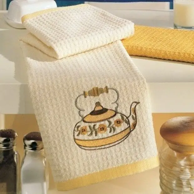 Какие вафельные полотенца. Полотенце для кухни. Вафельные полотенца для кухни. Декор для кухонного полот. Полотенца на кухне в интерьере.