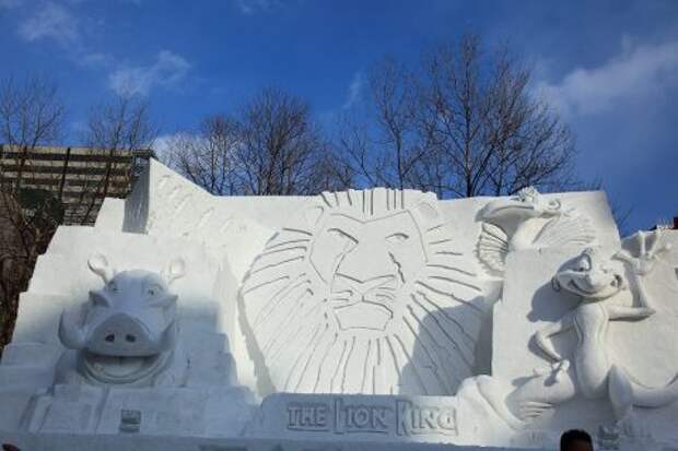 Король-лев из снега
