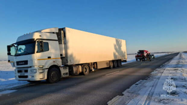 Сломавшаяся фура / Фото: МЧС Алтайского края