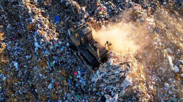 Семья из Китая за сутки перебрала 10 тонн мусора в поисках выброшенного золота