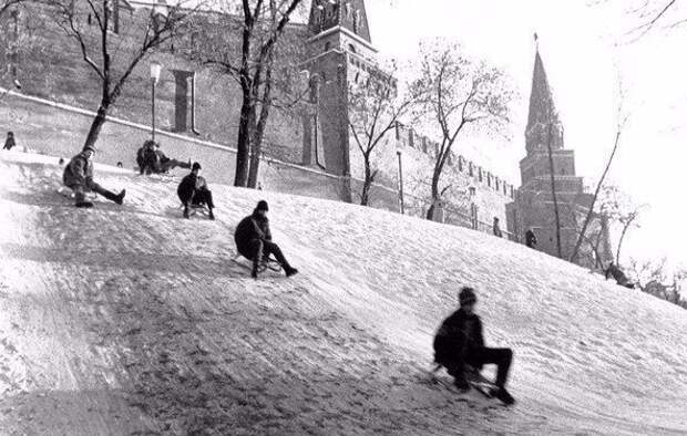 Ледяная горка около Кремля. Москва, 1960-е СССР, детство, ностальгия, подборка