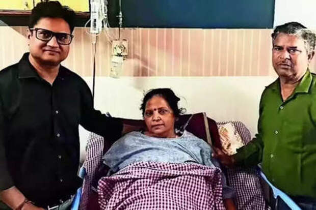 В Индии женщина, объявленная мертвой, очнулась в скорой во время наезда на яму