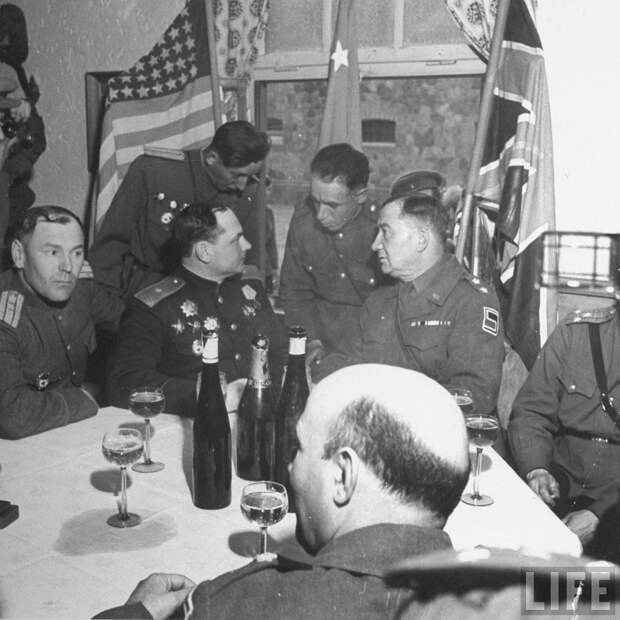 Cоветский генерал-майор В.В. Русаков и генерал-лейтенант армии США Эмиль Райнхард выпивают во время встречи на Эльбе.jpeg