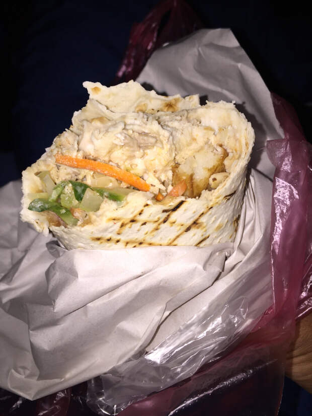 Начинка самая обычная - морковь с капустой, свежий огурец и совсем немного курицы