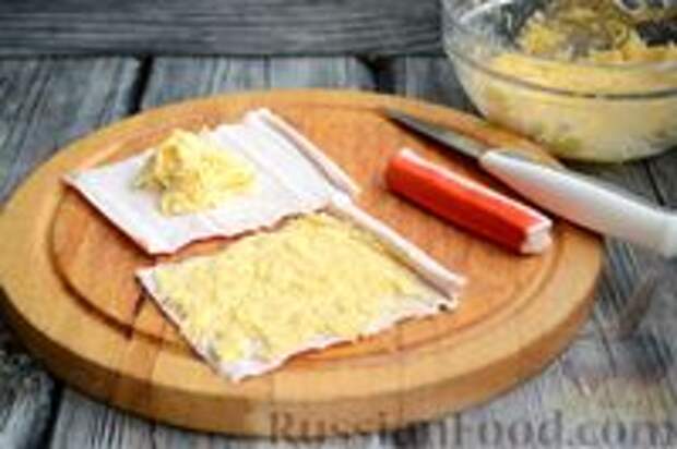 Фото приготовления рецепта: Салат "Монастырская изба" с крабовыми палочками, сыром и яйцами - шаг №5