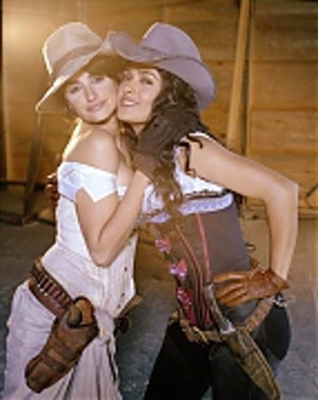 Пенелопа Крус (Penelope Cruz) и Сальма Хайек (Salma Hayek) в фотосессии для фильма Bandidas (2006)