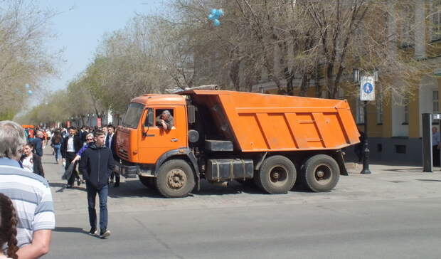 На ремонтируемой уже три года улице Комсомольской в Уфе КамАЗ едва не ушел под землю