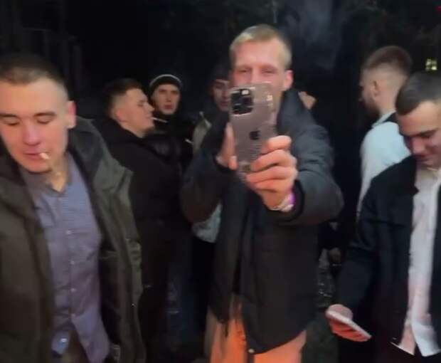Пьяная Блогерша Превращает Паспорт в Пепел  В Новогоднюю ночь в Брянске произошел шокирующий инцидент: местная блогерша, находясь в состоянии алкогольного опьянения, устроила публичное сожжение своего-6
